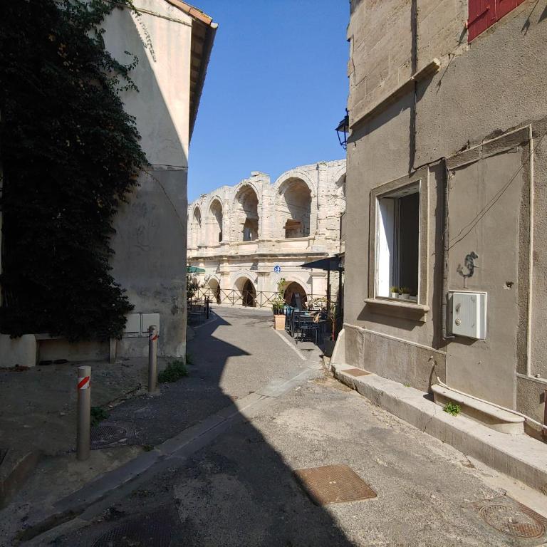 Charmante maison arlésienne à l'ombre des Arènes, de 2 à 5p - Vacation Home - 58