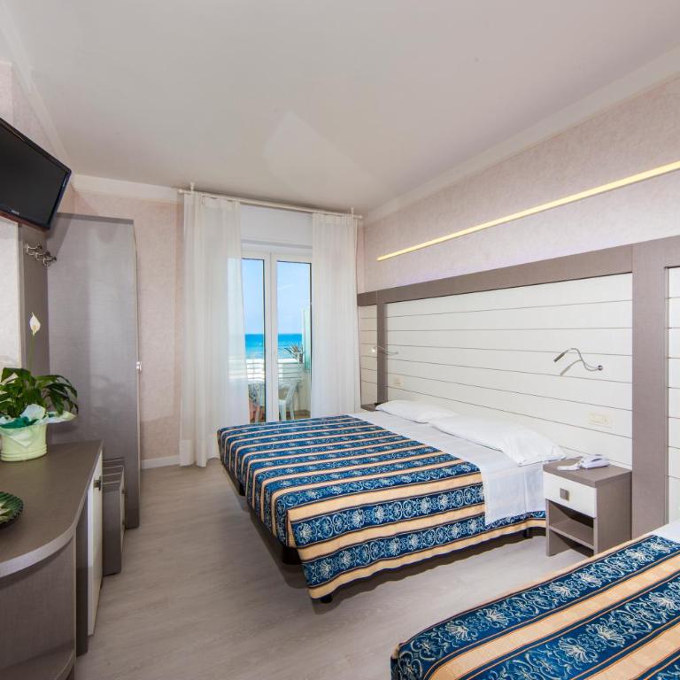Hotel Record - Deluxe Quadruple with Front Sea View - 23