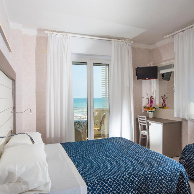 Hotel Record - Deluxe Triple Room with Front Sea View - 20