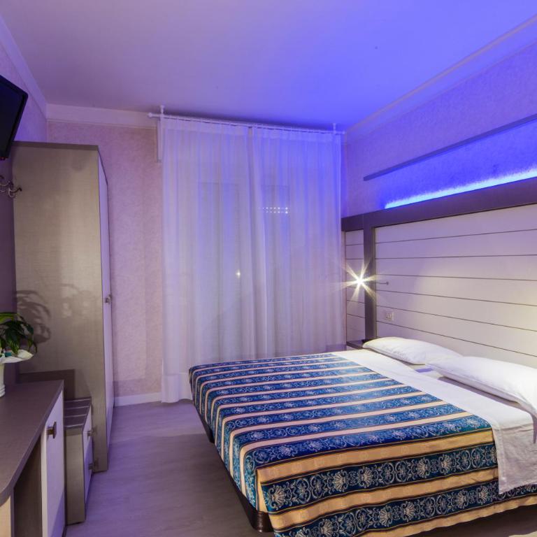 Hotel Record - Deluxe Quadruple with Front Sea View - 24