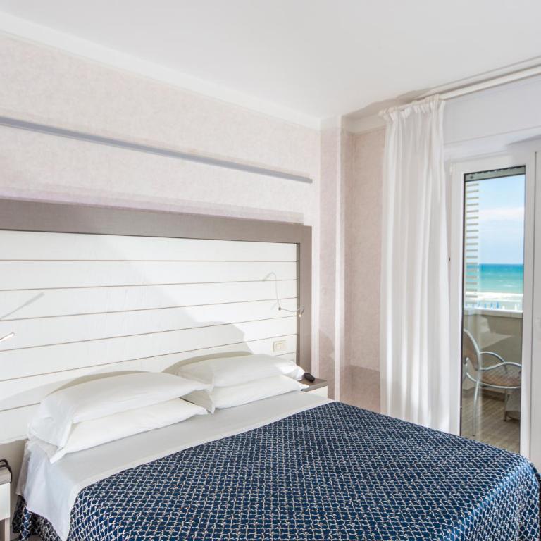 Hotel Record - Deluxe Double Room with Front Sea View - 29