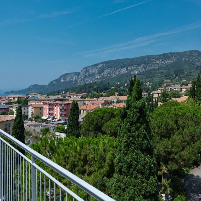 Hotel Palme & Suite - Camera Matrimoniale Superior con Vista Lago Parziale - 1