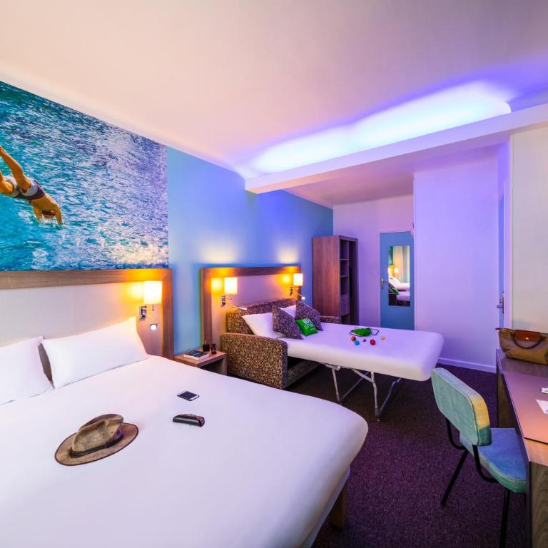 ibis Styles Calais Centre - Family Suite with One Double and Two Single Beds - 6