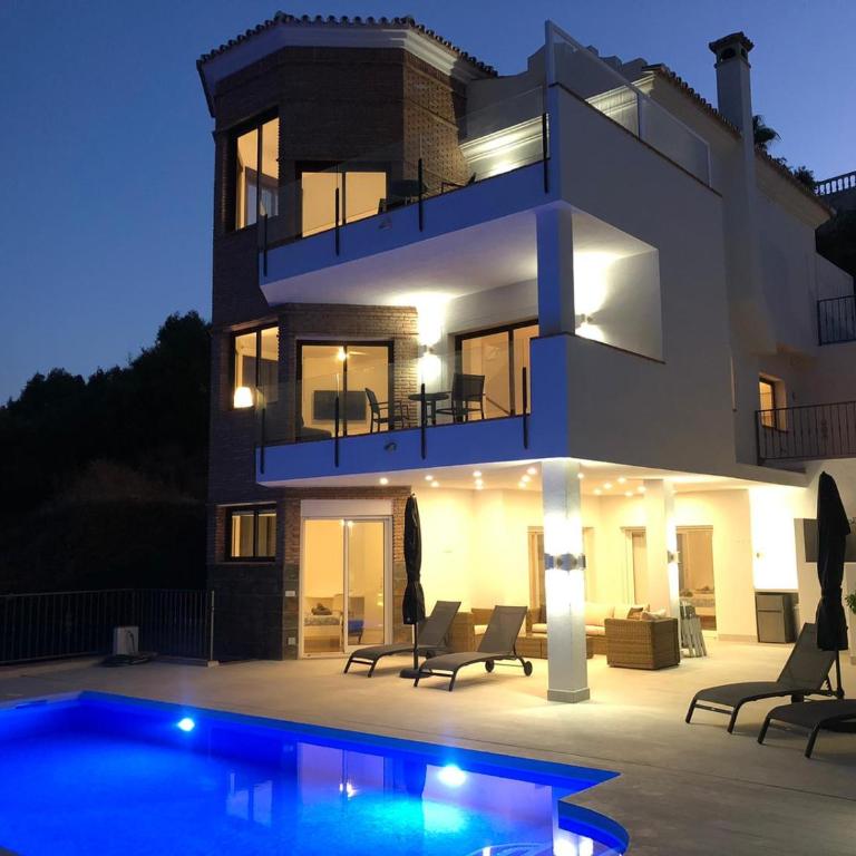 Luxury Villa for 12 people - Villa - 1