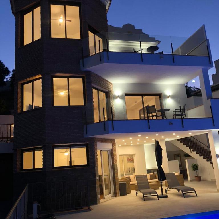 Luxury Villa for 12 people - Villa - 2