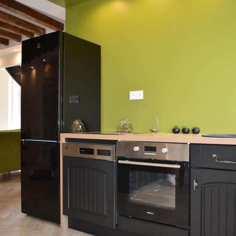 Maison 1747 - Gîtes de Standing en Vieille-ville avec Cour - Three-Bedroom Apartment - 8