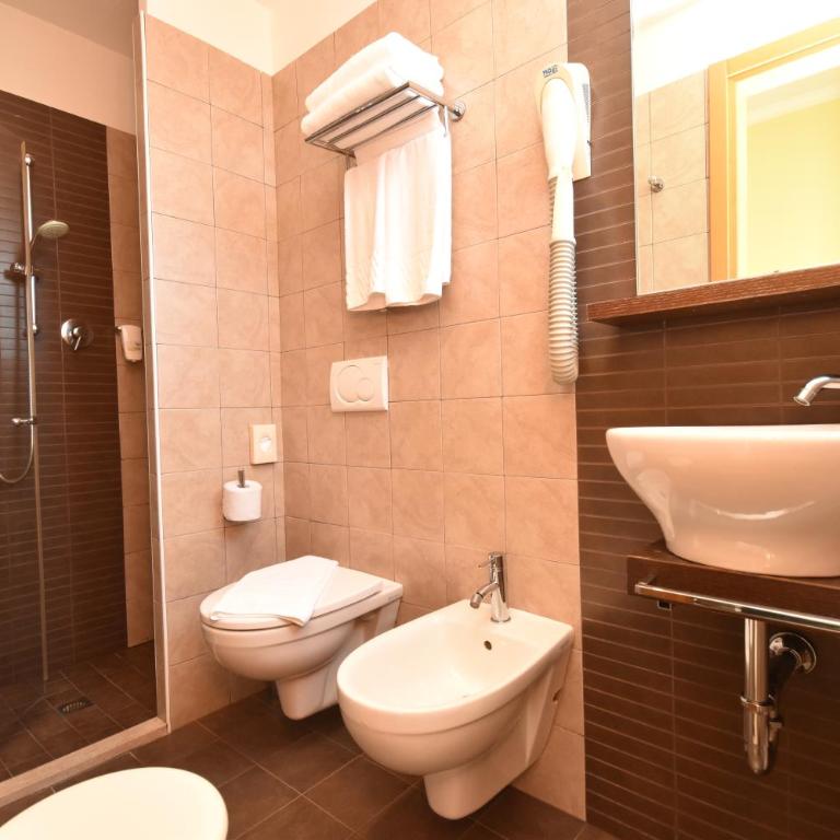 Hotel Thea - Camera Matrimoniale/Doppia con Letti Singoli con Balcone - 5