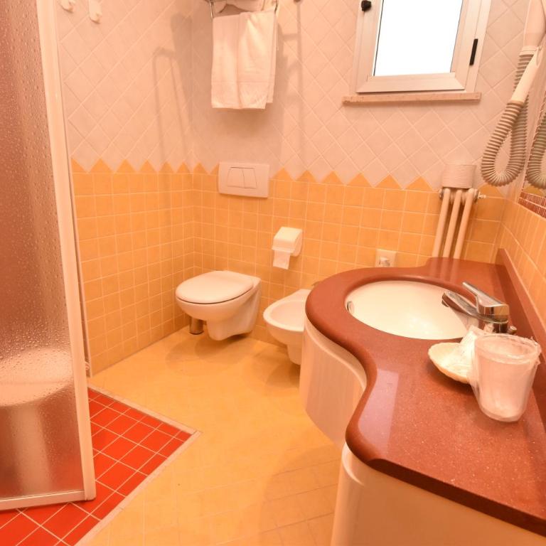 Hotel Thea - Camera Matrimoniale/Doppia con Letti Singoli con Balcone - 6