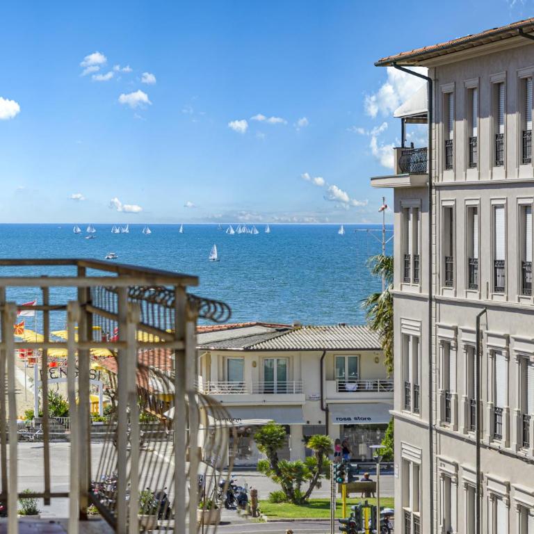 City Hotel - Camera Matrimoniale con Balcone - 11