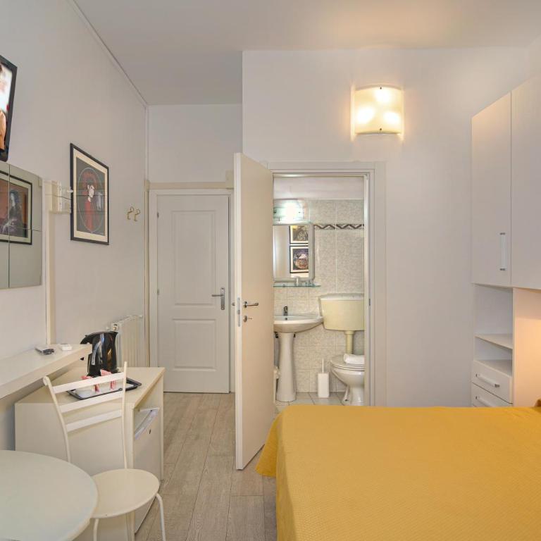 City Hotel - Camera Matrimoniale con Balcone - 5