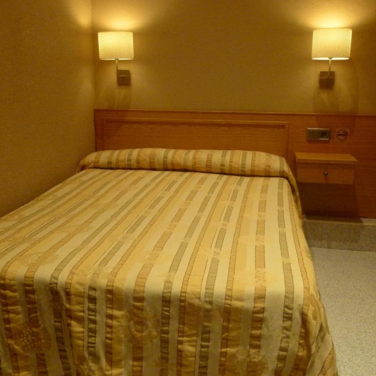 Hostal Nuevo Colon - Double or Twin Room with Shared Bathroom - 2