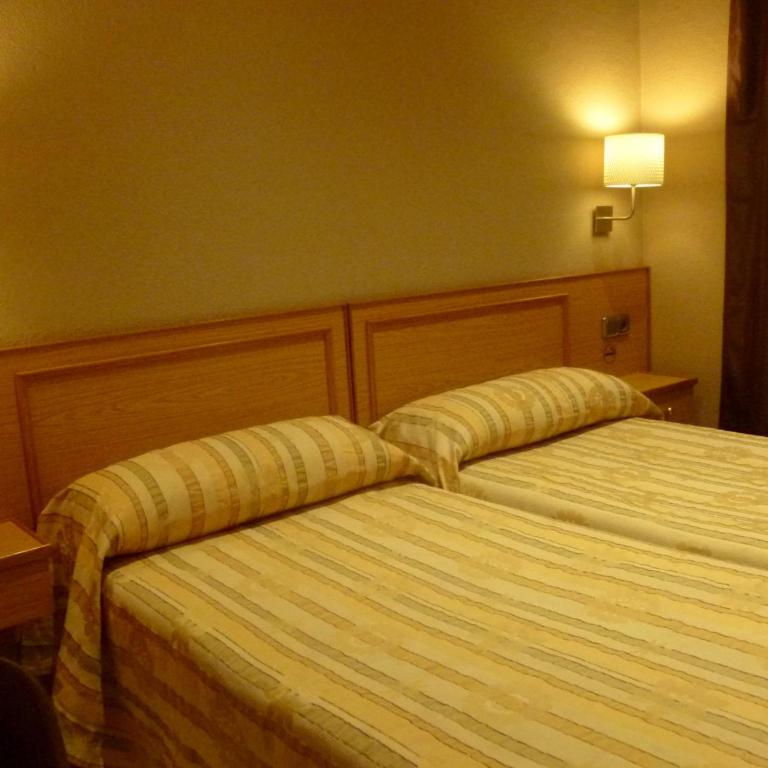 Hostal Nuevo Colon - Double or Twin Room with Bathroom - 3