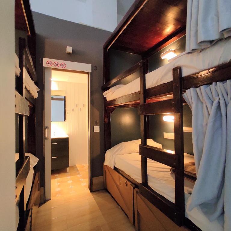 Ant Hostel Barcelona - Bed in 4-Bed Mixed Dormitory Room with Private Bathroom - 1