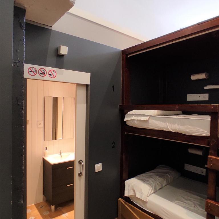 Ant Hostel Barcelona - Twin Room with Private Bathroom - 1