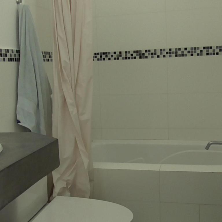 Donde Lalo - Four-Bedroom House - 7