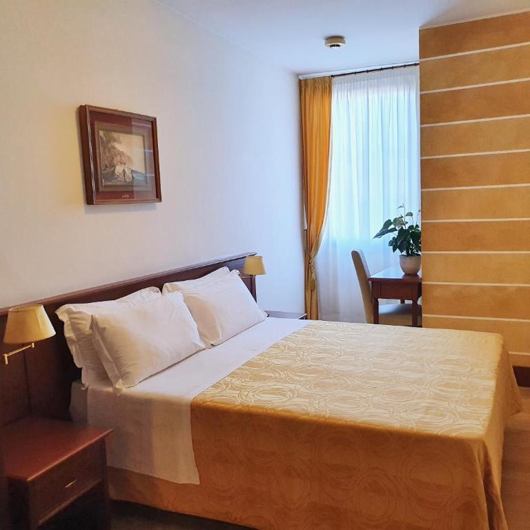 Hotel Aurora - Double or Twin Room with Extra Bed - 2