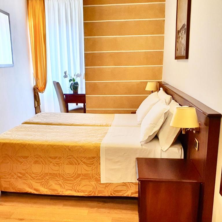Hotel Aurora - Double or Twin Room with Extra Bed - 1