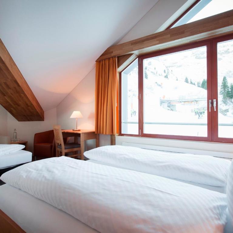 Berghotel Trübsee - Accessible Only by Cable Car - Standard Dreibettzimmer - 2