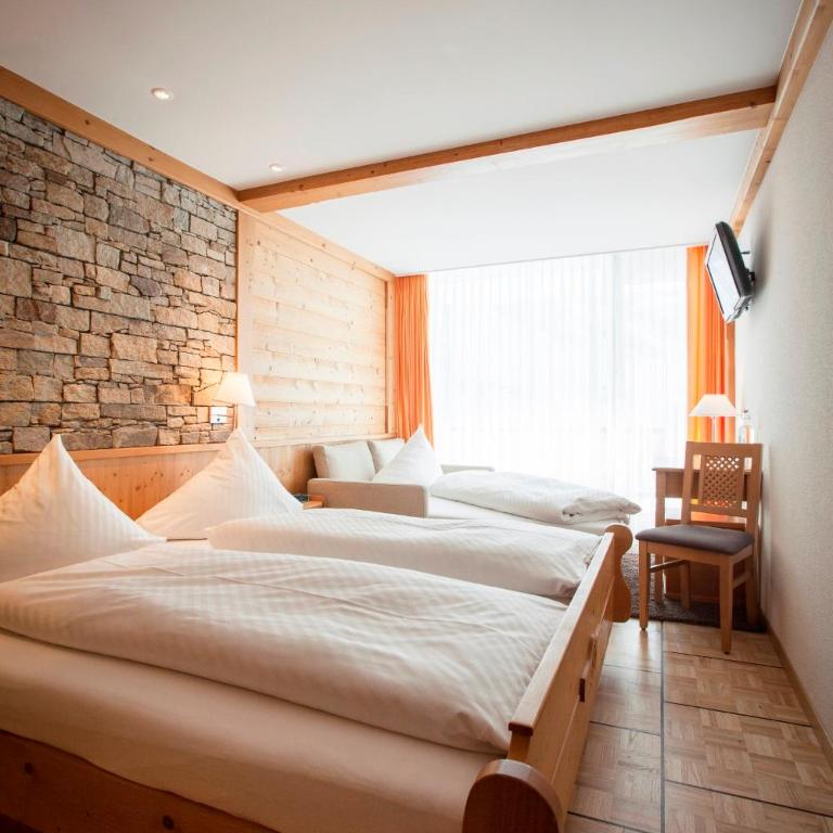 Berghotel Trübsee - Accessible Only by Cable Car - Standard Dreibettzimmer - 1