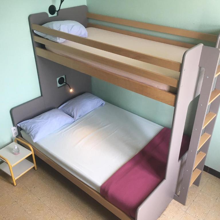 Auberge de Jeunesse HI Marseille Bois-Luzy - Triple Family Room – Shared Bathroom - 2