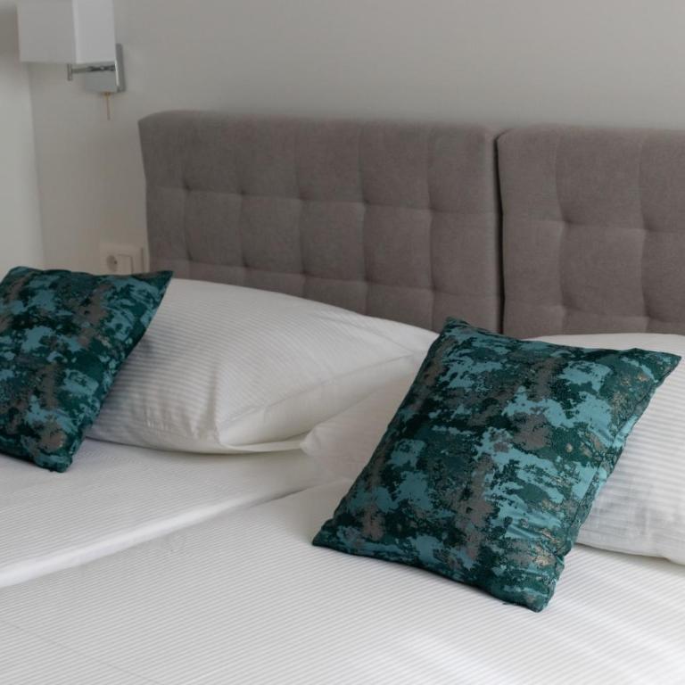 Hotel Amicus - Deluxe Room - 12