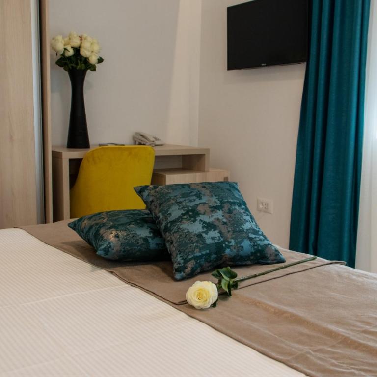 Hotel Amicus - Deluxe Room - 9