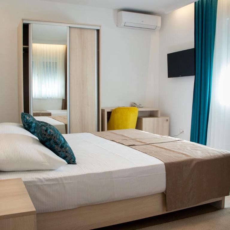 Hotel Amicus - Deluxe Room - 11