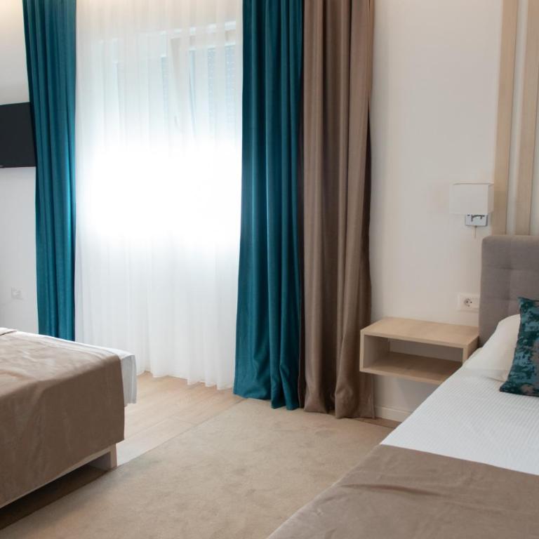 Hotel Amicus - Deluxe Room (2 Adults + 1 Child) - 8