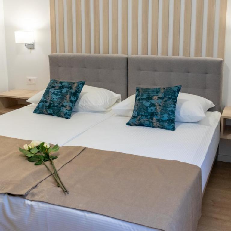 Hotel Amicus - Deluxe Room - 4