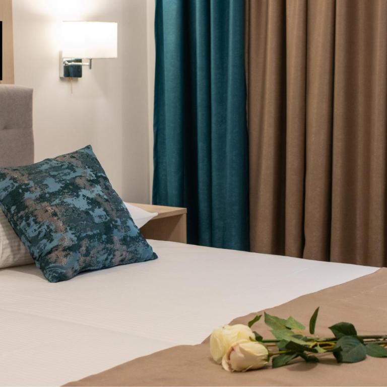 Hotel Amicus - Deluxe Room - 5