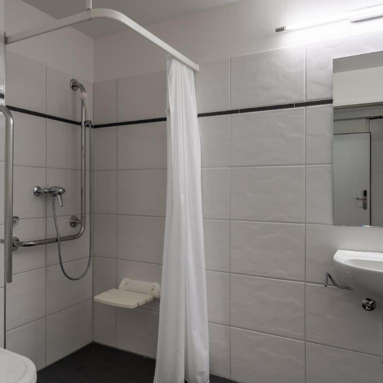Hotel Artos Interlaken - Classic Single Room with Grandlit and Balcony - 4