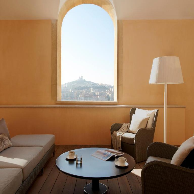 InterContinental Marseille - Hotel Dieu by IHG - Chambre Lit King-Size Classique avec Terrasse - Vue sur Port - 1