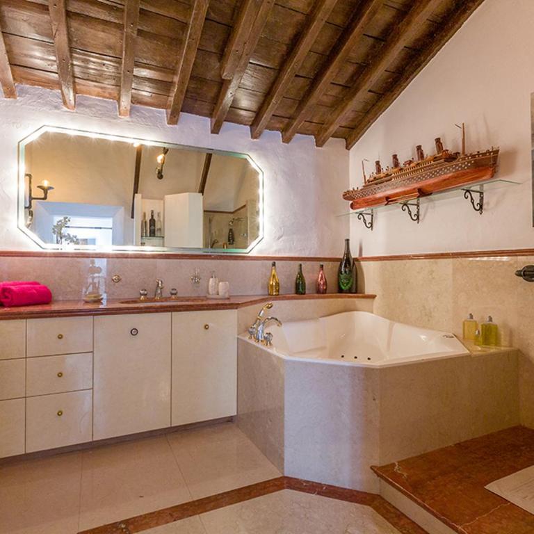 Cortijo Boutique Marbella - Habitación Doble Superior con vistas al mar y bañera de hidromasaje - 5