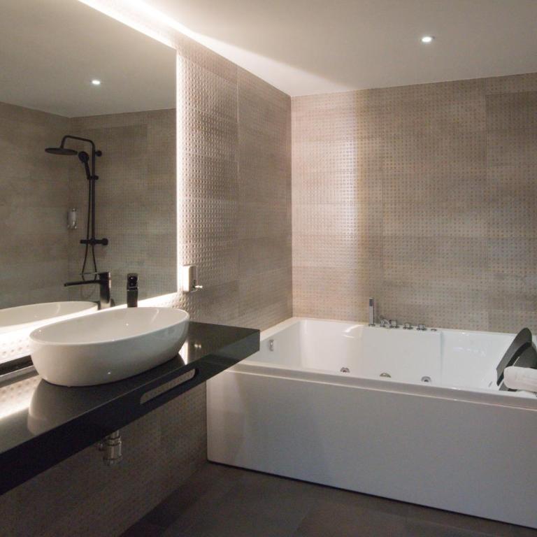 DAOS Suites & Terrace Marbella - Suite Deluxe con bañera de hidromasaje - 3