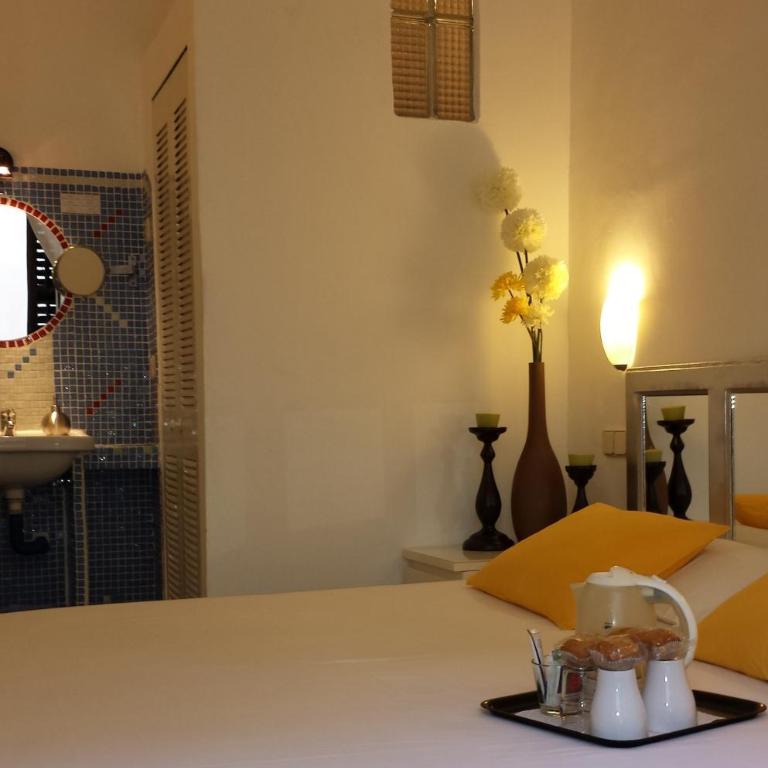 Hostal Casa Chueca - King Room with Balcony - 3