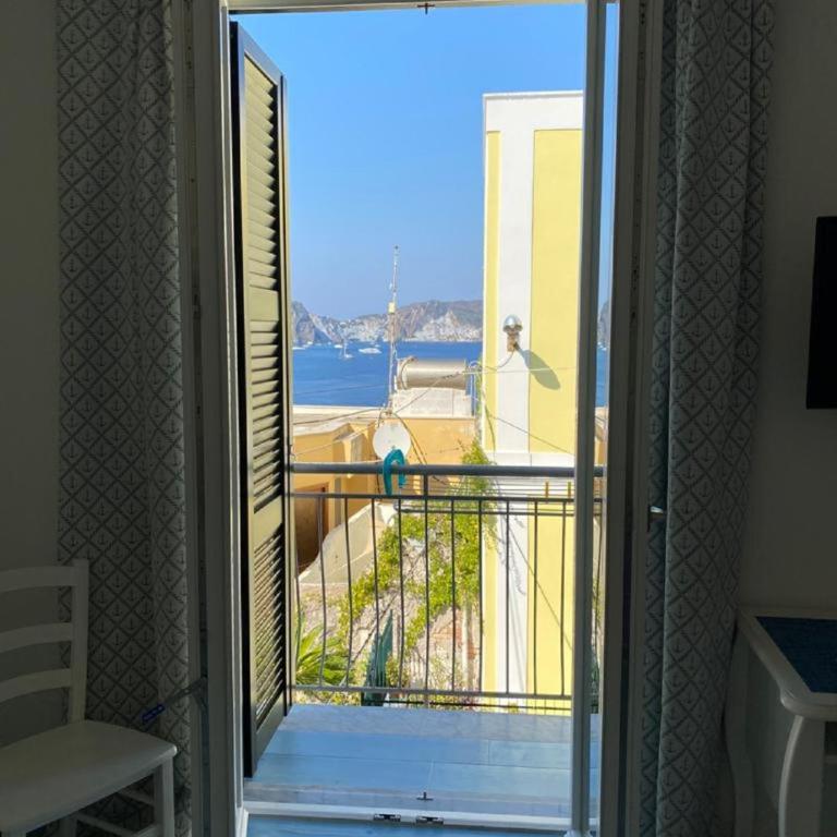 Sky Ponza - Immobilevante - Camera Matrimoniale con Balcone e Vista Mare - 1