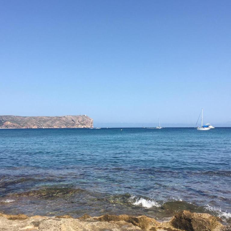 ACOGEDOR Y PRECIOSO ÁTICO EN JAVEA Primera línea playa - Apartamento de 2 dormitorios - 50