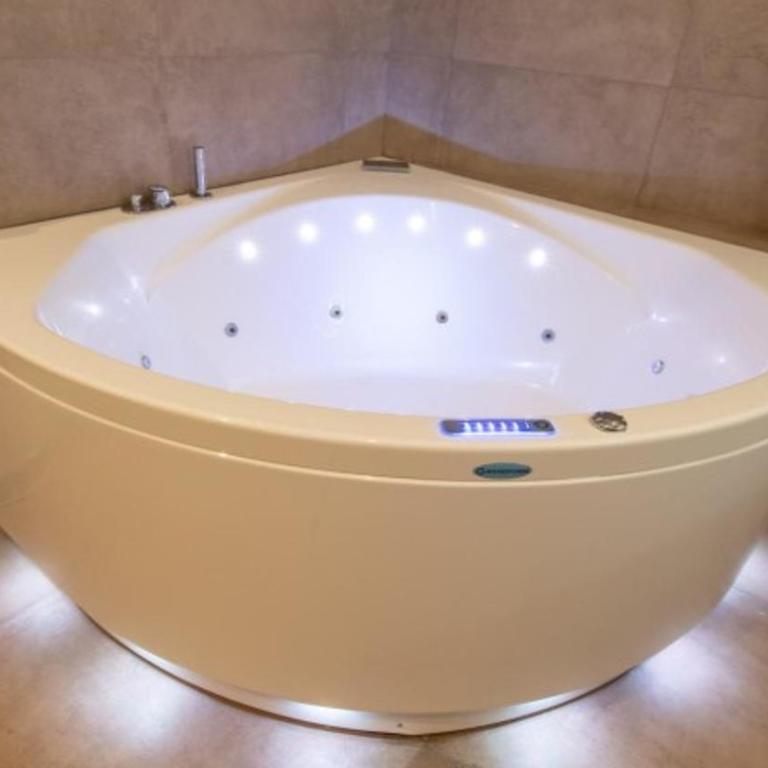 Le Paon Bleu Annecy Poisy - Chambre Lit King-Size avec Baignoire Spa - 9