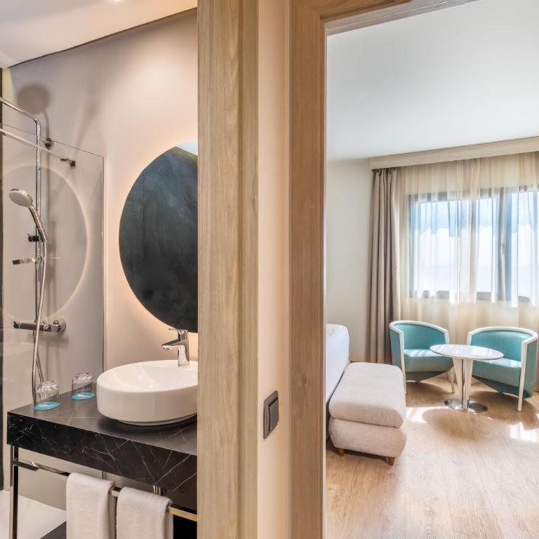 Occidental Sevilla Viapol - Habitación Doble Superior con cama supletoria (2 adultos + 1 niño) - 2 camas - 5