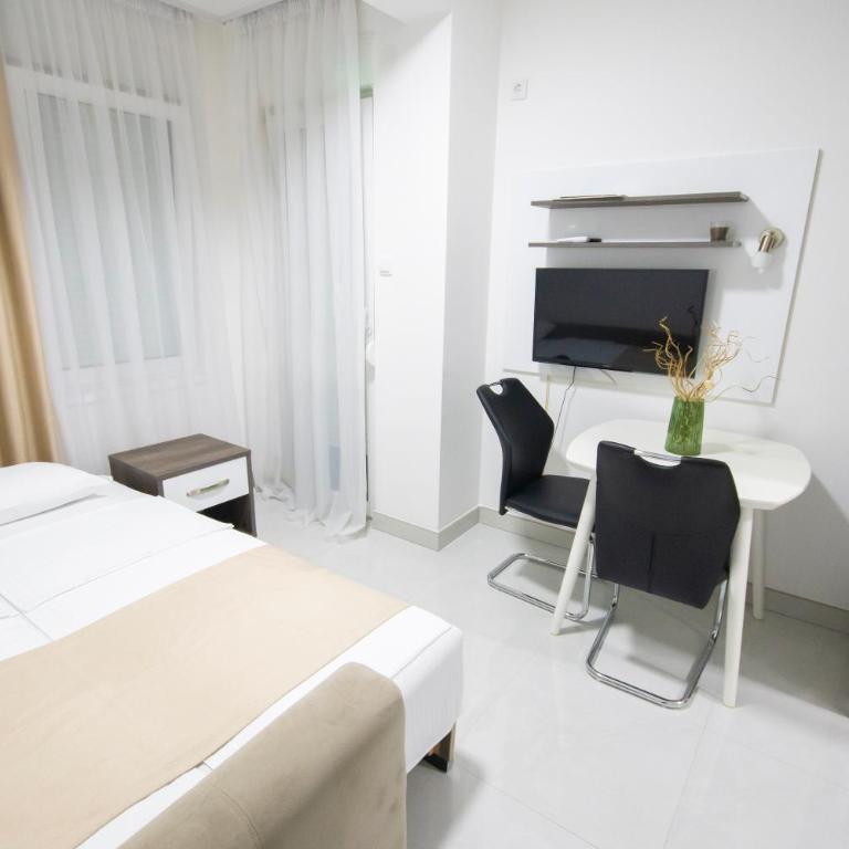 Apartmani Stančić - Dvokrevetna Soba sa Bračnim Krevetom i Balkonom - 1