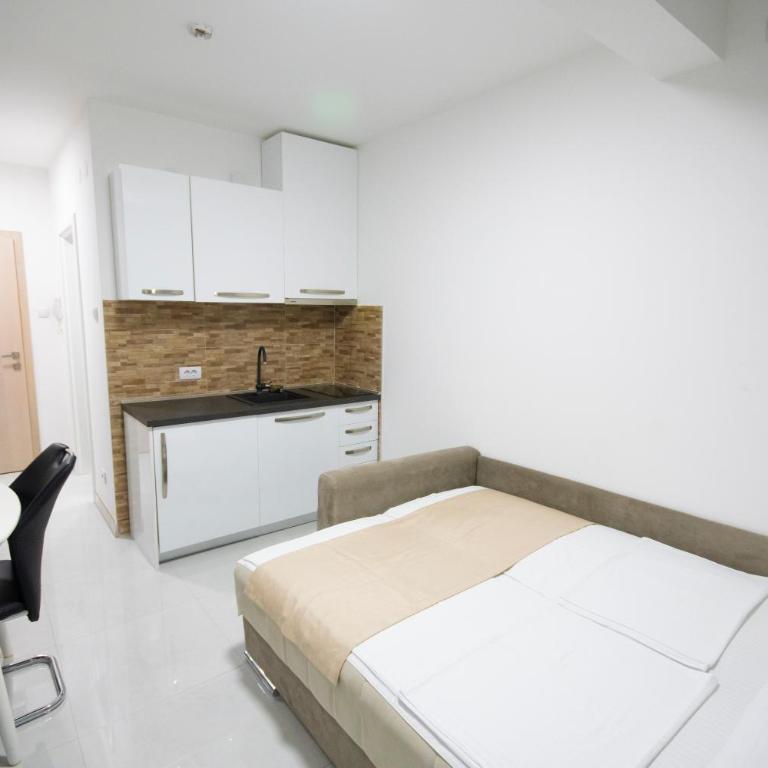 Apartmani Stančić - Dvokrevetna Soba sa Bračnim Krevetom i Balkonom - 4