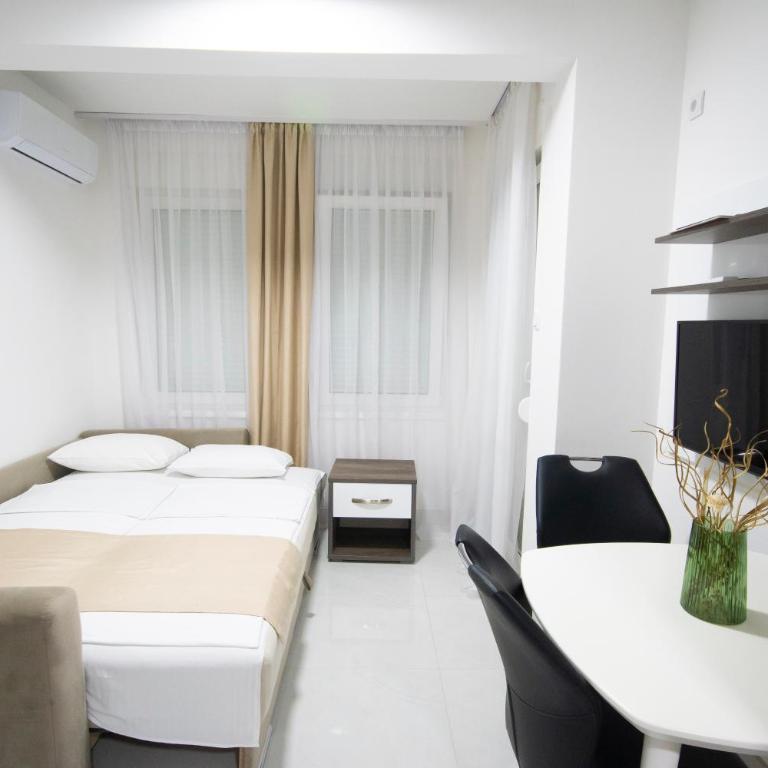 Apartmani Stančić - Dvokrevetna Soba sa Bračnim Krevetom i Balkonom - 6
