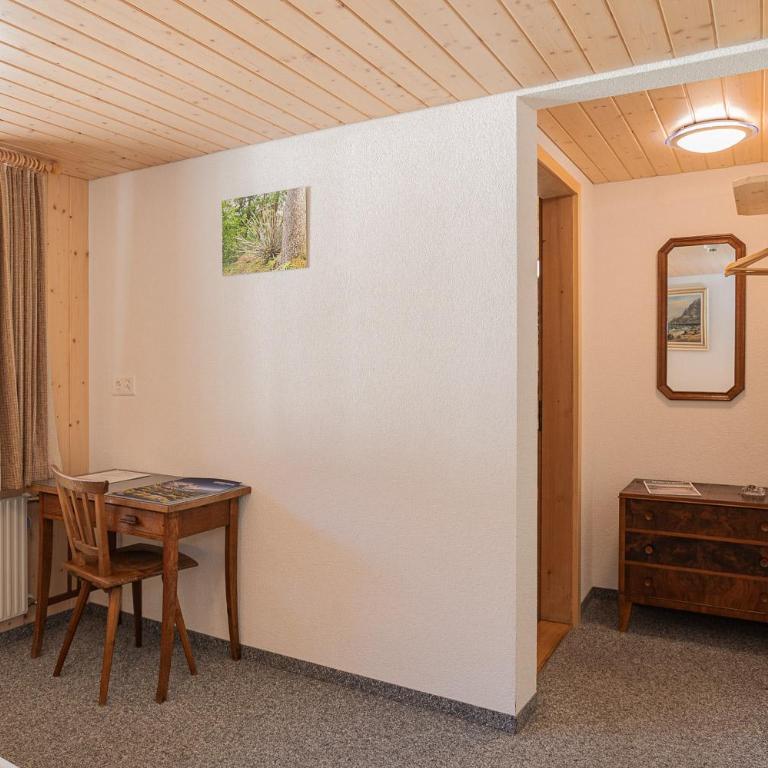 Lehmann's Herberge Hostel - Zweibettzimmer mit Bad - 12