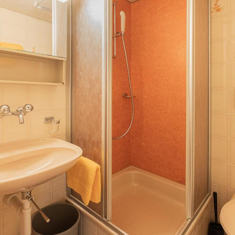 Lehmann's Herberge Hostel - Dreibettzimmer mit Dusche - 15