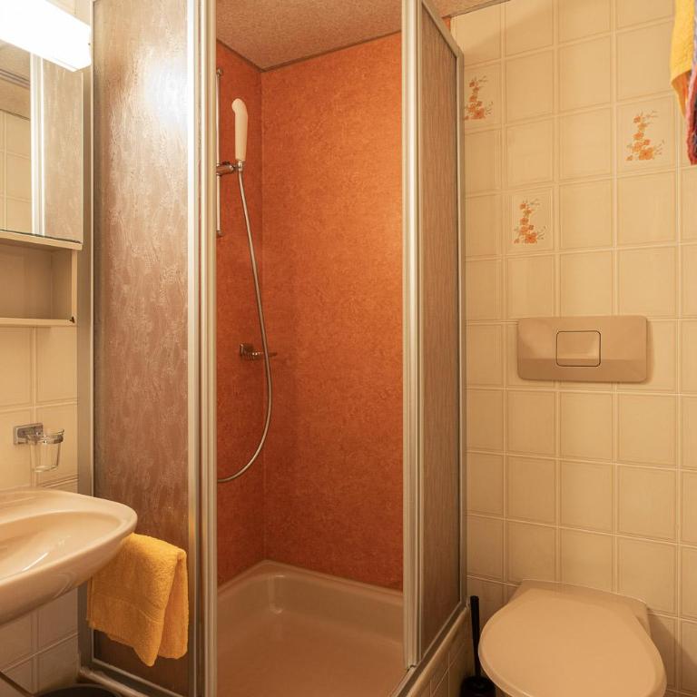 Lehmann's Herberge Hostel - Dreibettzimmer mit Dusche - 16
