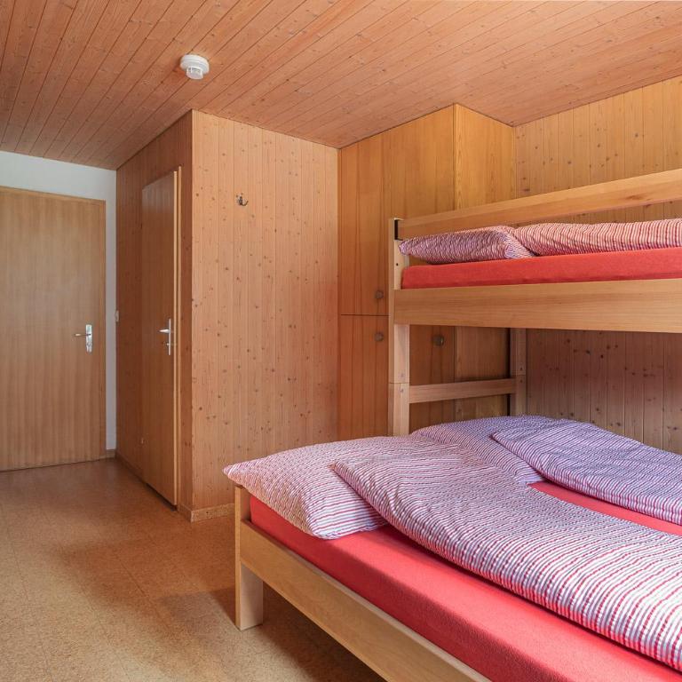 Lehmann's Herberge Hostel - Dreibettzimmer mit Dusche - 13