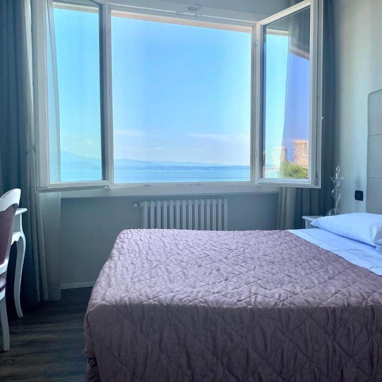 Hotel Degli Oleandri - Camera Matrimoniale con Vista Lago - 1