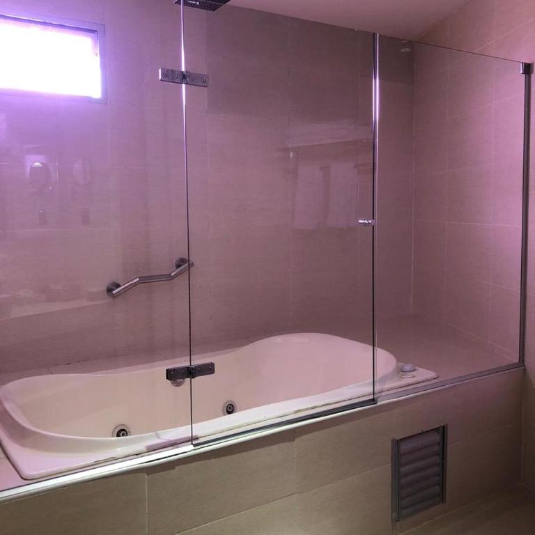 Radisson Diamond Barranquilla - Suite con bañera de hidromasaje y vistas a la ciudad - Cama extragrande - No fumadores - 2