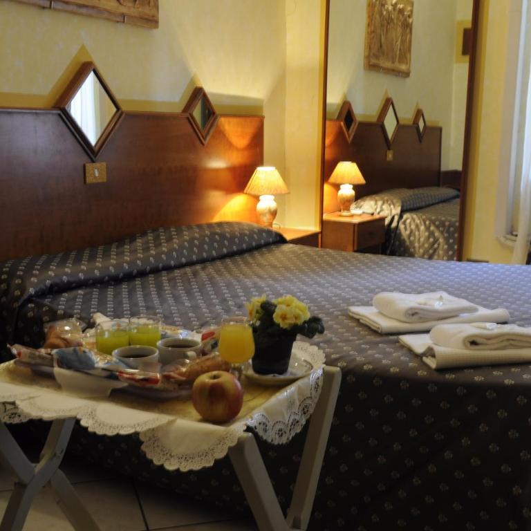 Hotel Farini - Camera Tripla con Bagno Privato - 1