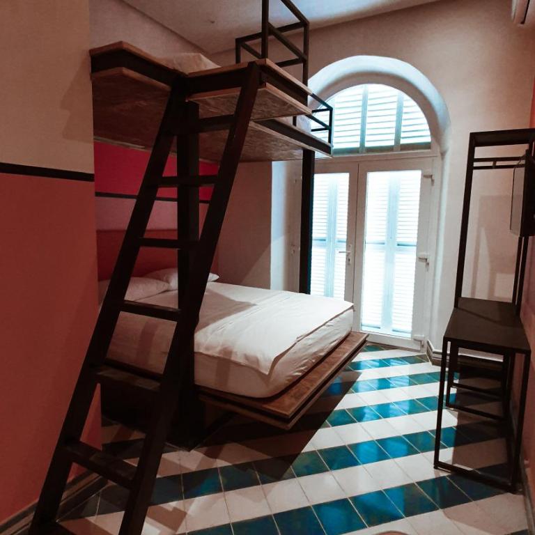 CASA MOVIDA HOSTEL - Habitación Doble con balcón - 1 o 2 camas - 4